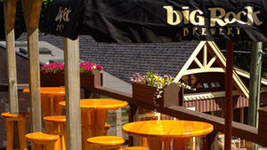 Bowen Island Pub patio