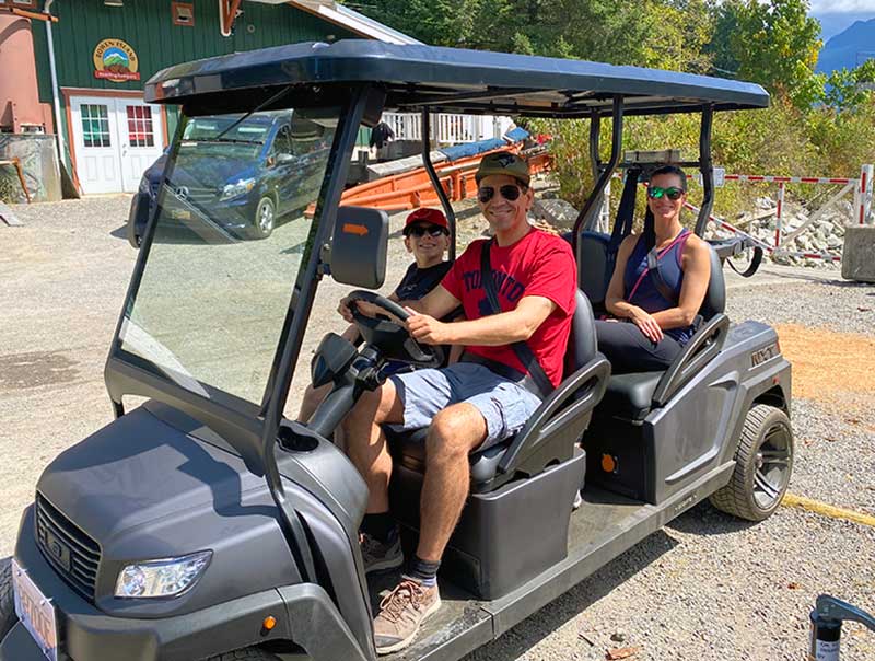 Bowen e-Bikes family in golf cart